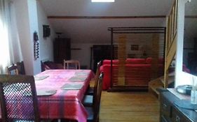 Appartement En Loft 50M2 Dans Maison Avec Chambre En Mezzanine Et Canapes Lits Dans Salon
